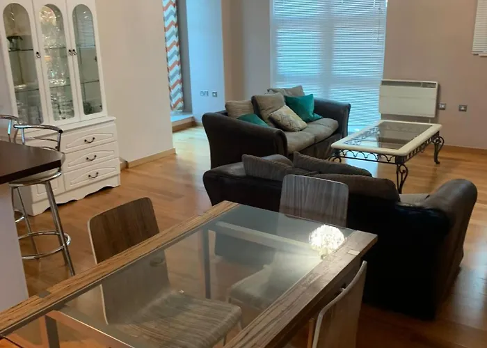 Апартаменти 2 Bed Duplex, Close To Millennium Square *