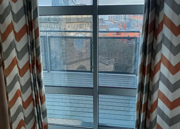 2 Bed Duplex, Close To Millennium Square