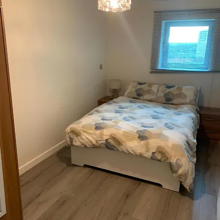 2 Bed Duplex, Close To Millennium Square Apartment *