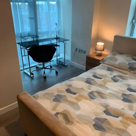 2 Bed Duplex, Close To Millennium Square Apartment *