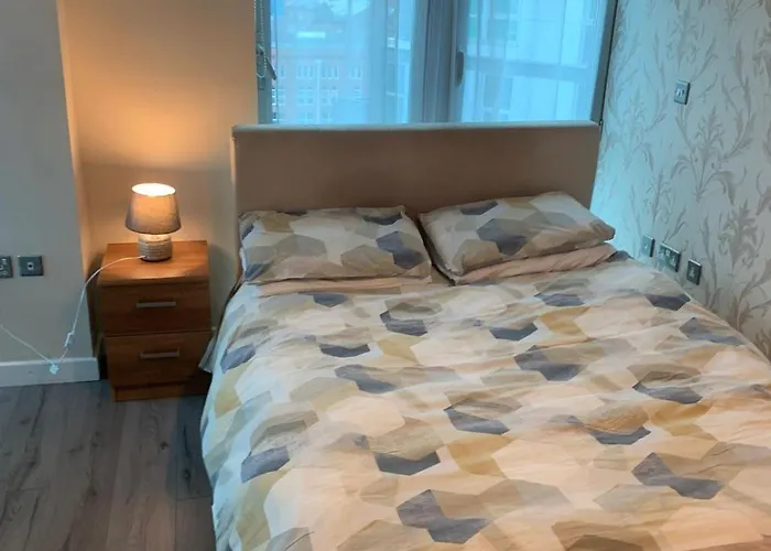 2 Bed Duplex, Close To Millennium Square *