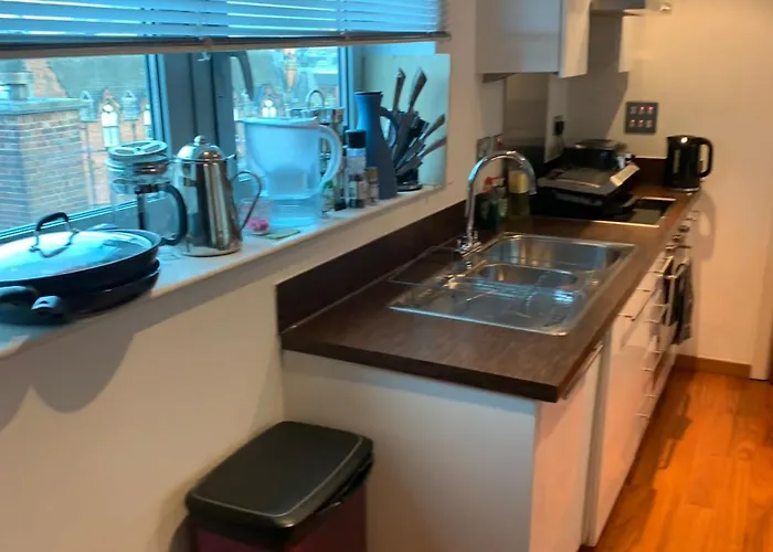 2 Bed Duplex, Close To Millennium Square *